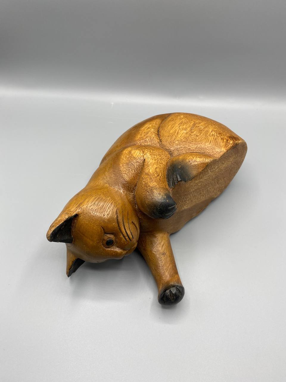 Chat en bois sculpté – Posture de jeu – Figurine artisanale – L. 23 cm