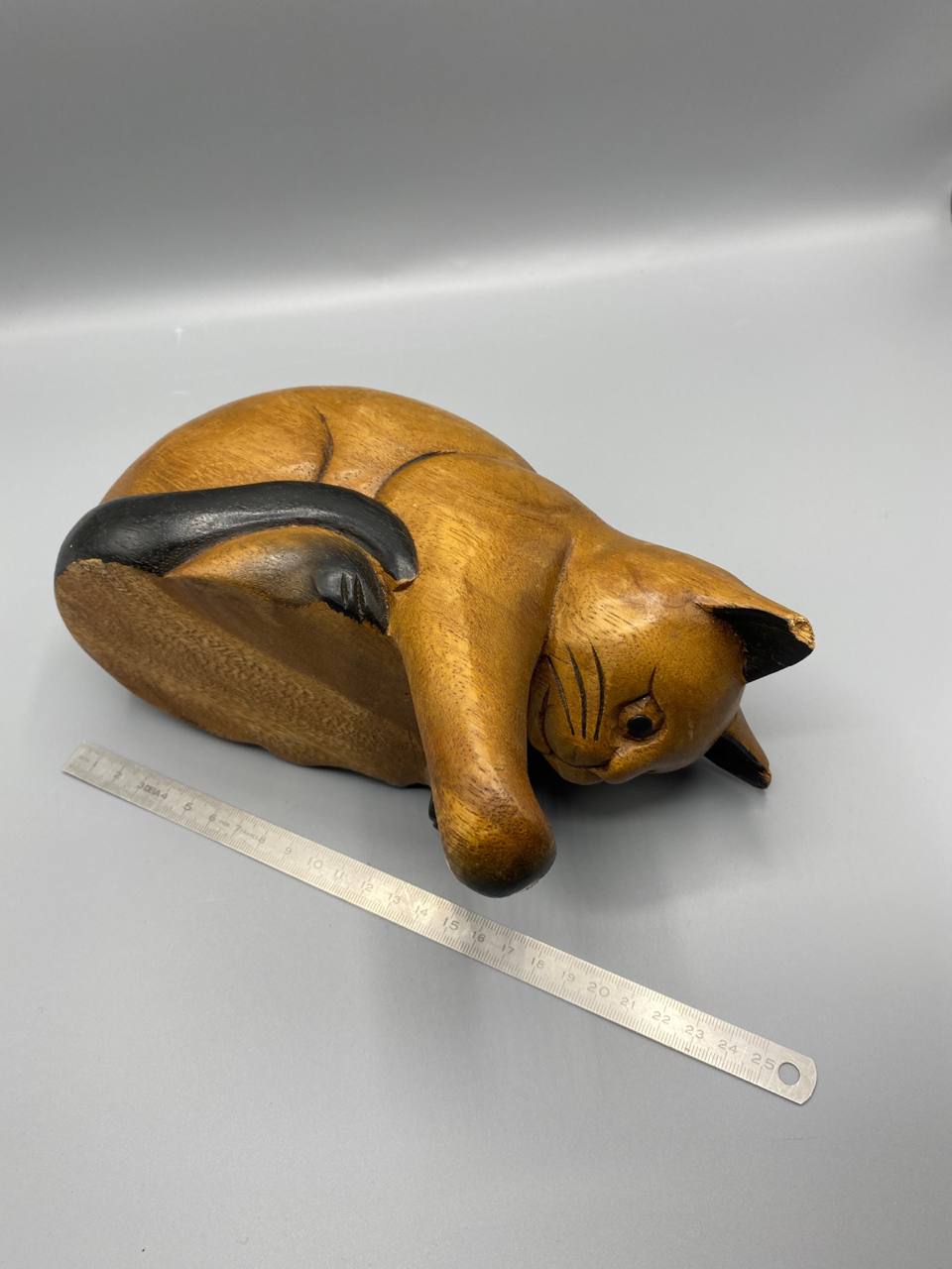 Chat en bois sculpté – Posture de jeu – Figurine artisanale – L. 23 cm