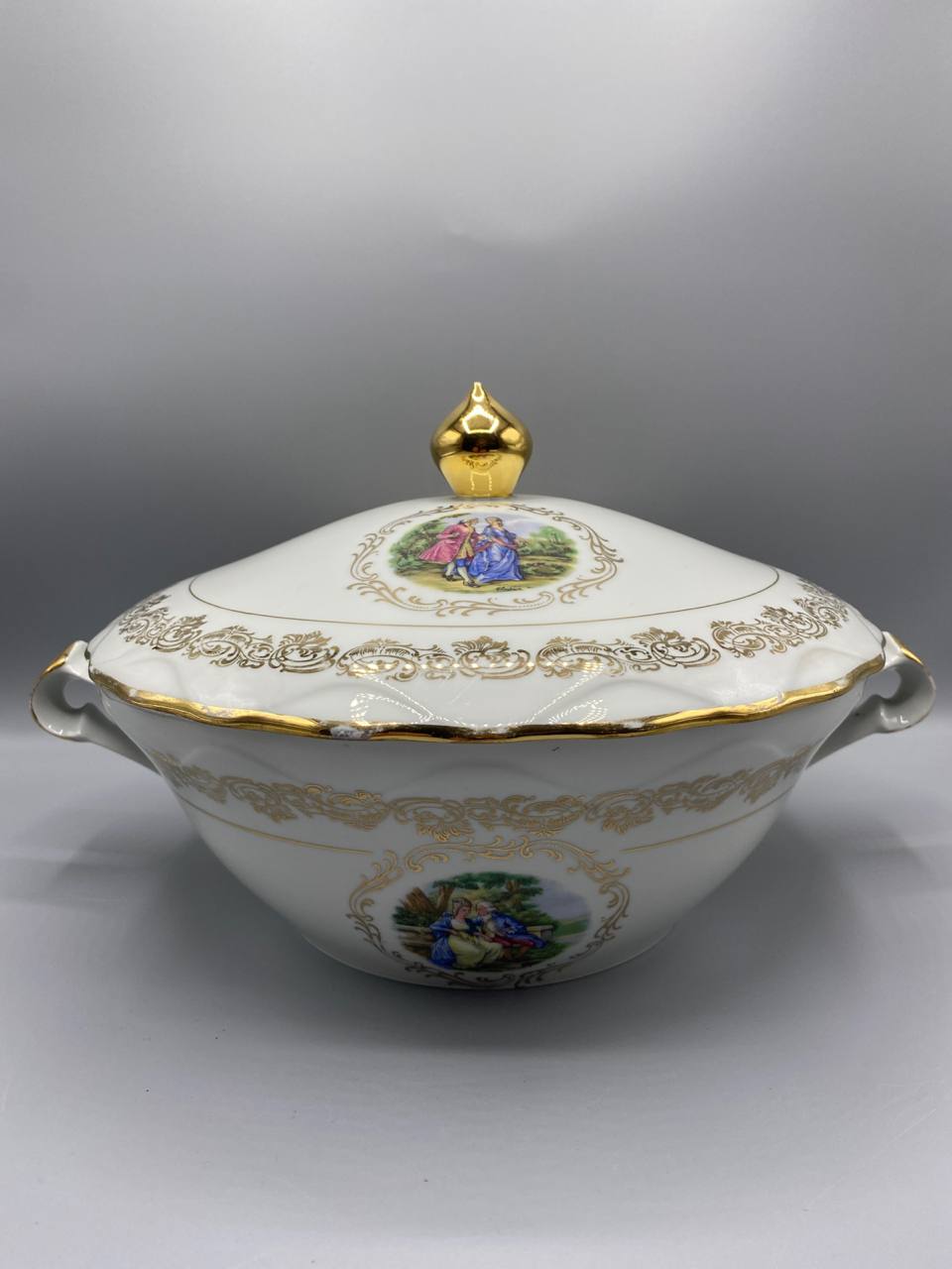 Soupière en porcelaine – Scènes galantes – Dorures – Veritable Porcelaine