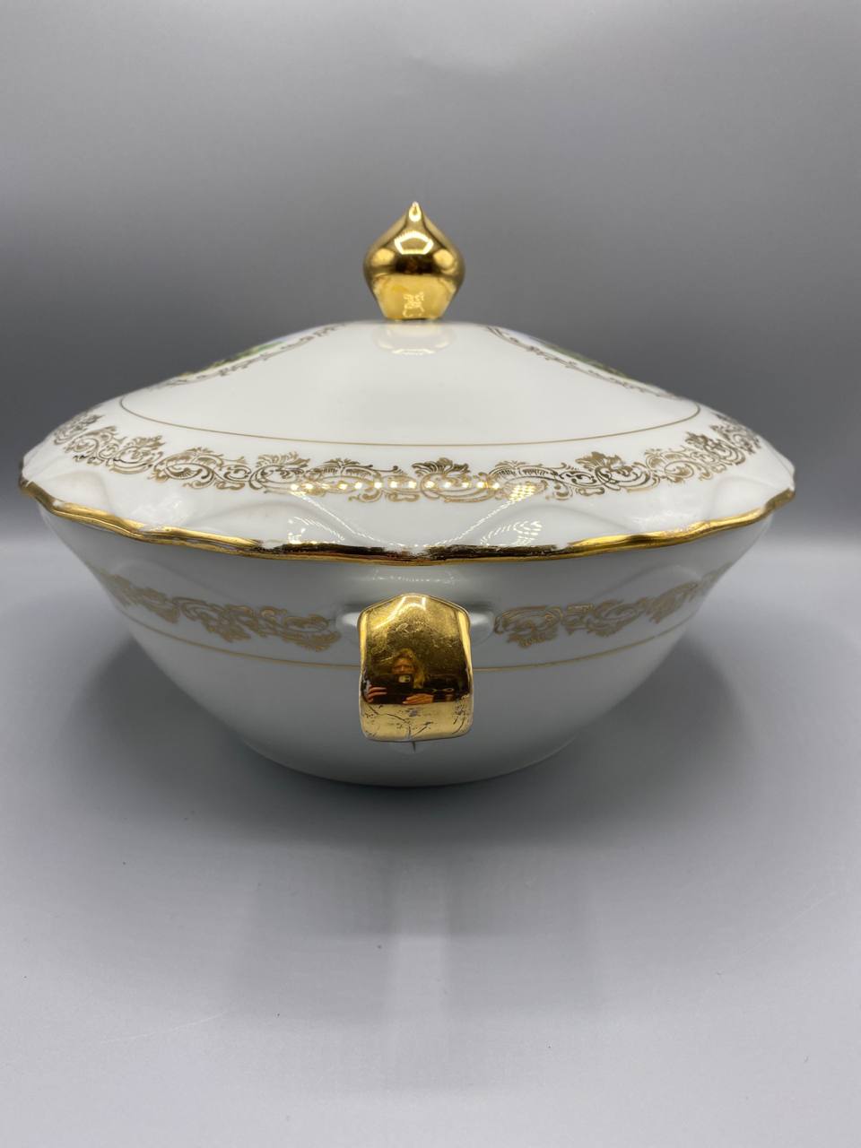 Soupière en porcelaine – Scènes galantes – Dorures – Veritable Porcelaine