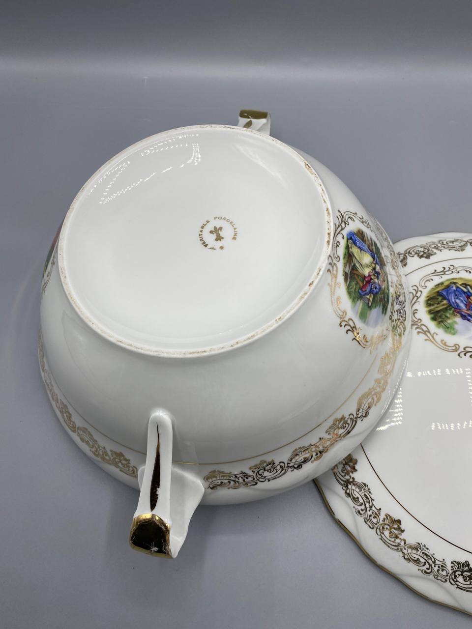 Soupière en porcelaine – Scènes galantes – Dorures – Veritable Porcelaine