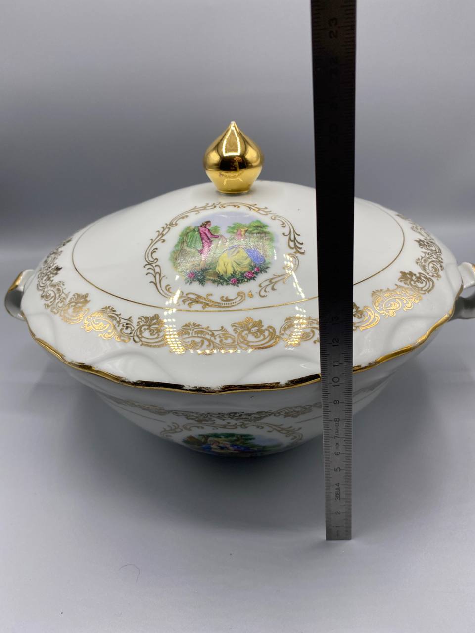 Soupière en porcelaine – Scènes galantes – Dorures – Veritable Porcelaine