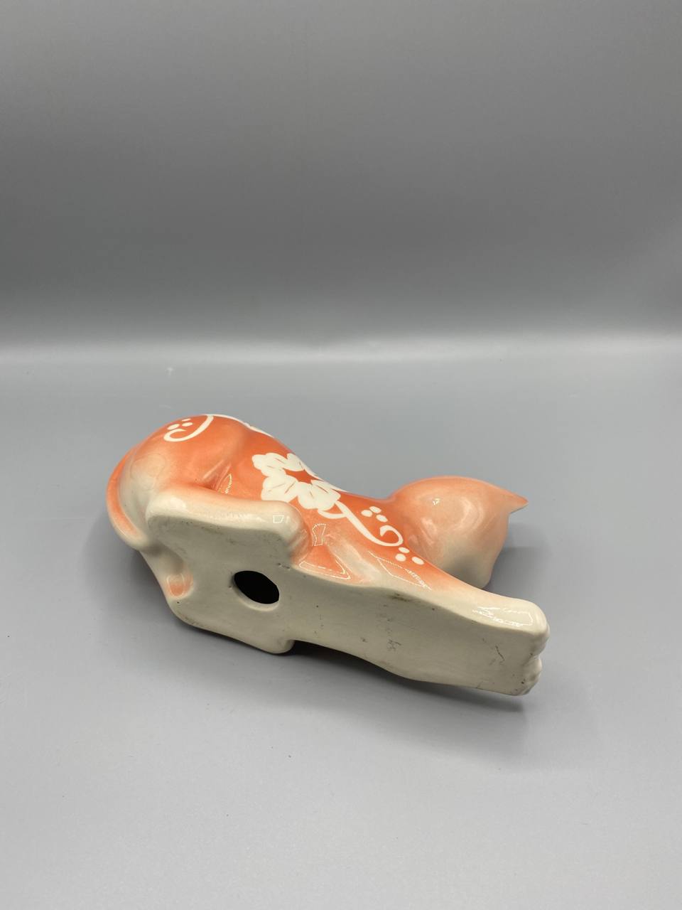 Chat en céramique émaillée – Décor floral blanc sur fond orange – Figurine vintage