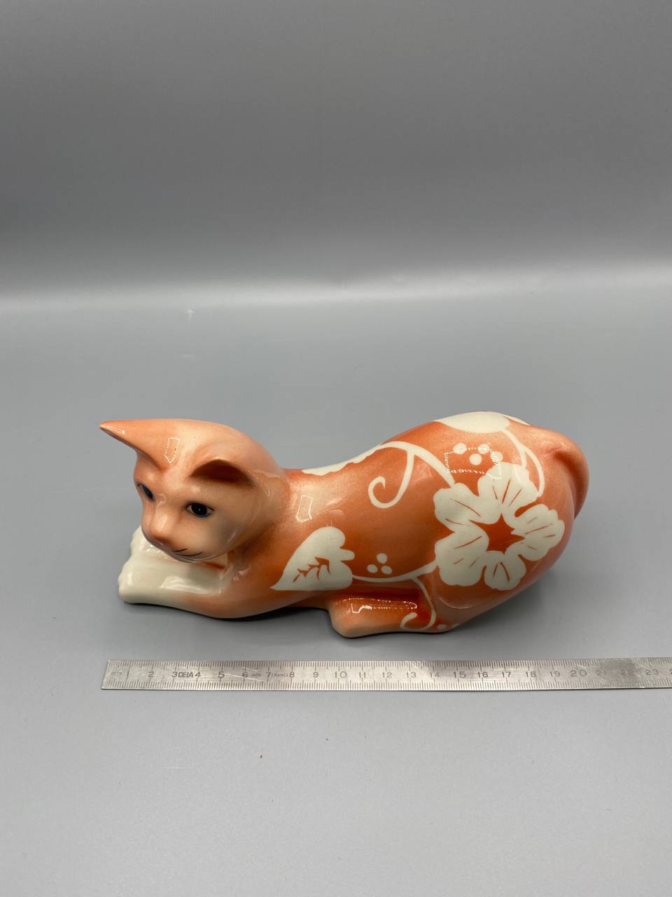 Chat en céramique émaillée – Décor floral blanc sur fond orange – Figurine vintage