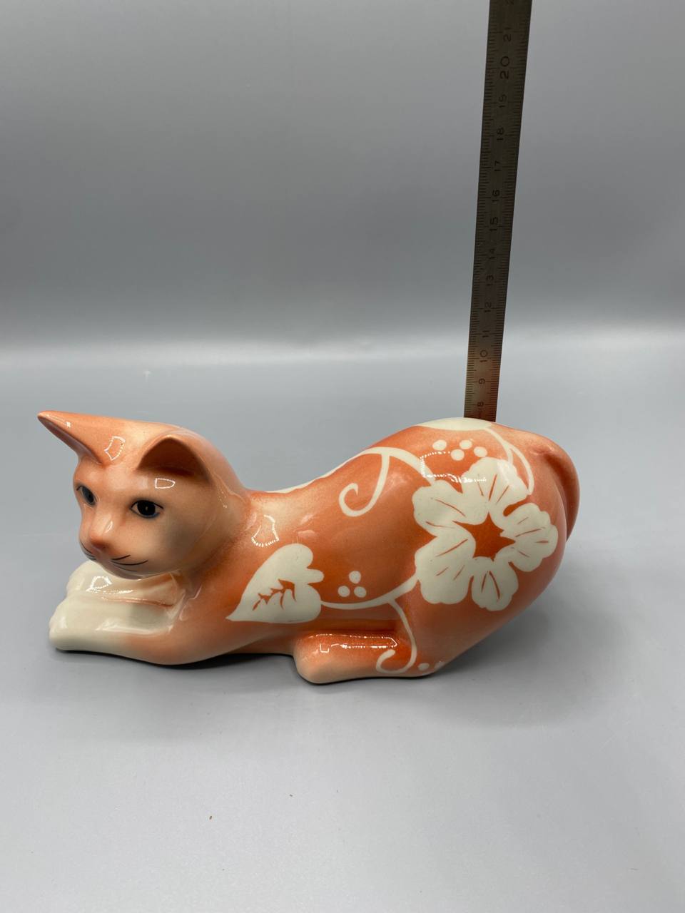 Chat en céramique émaillée – Décor floral blanc sur fond orange – Figurine vintage
