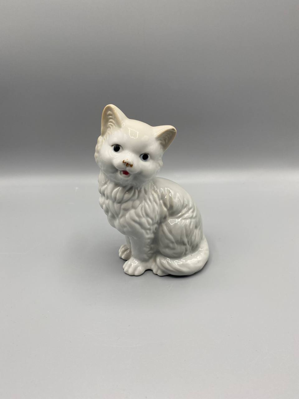Chat assis en porcelaine blanche – Poil long incisé – Figurine décorative vintage