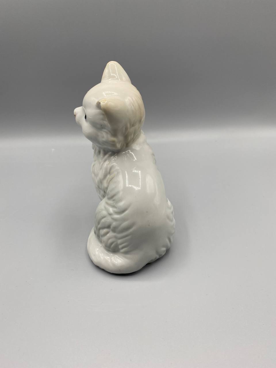 Chat assis en porcelaine blanche – Poil long incisé – Figurine décorative vintage