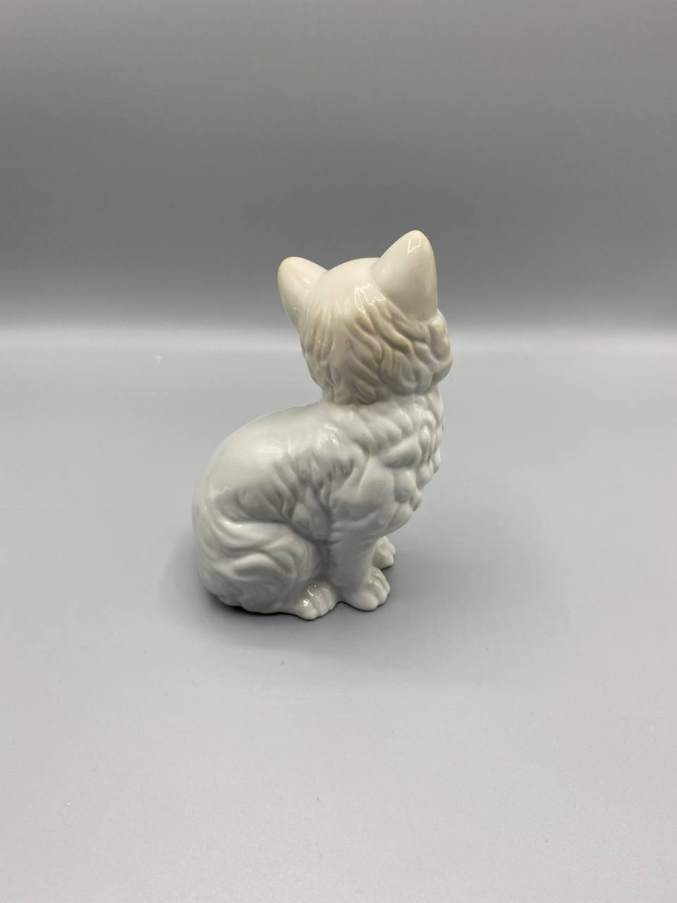 Chat assis en porcelaine blanche – Poil long incisé – Figurine décorative vintage