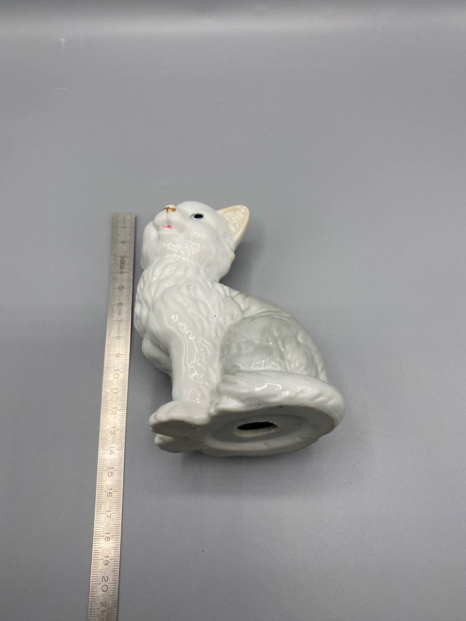Chat assis en porcelaine blanche – Poil long incisé – Figurine décorative vintage