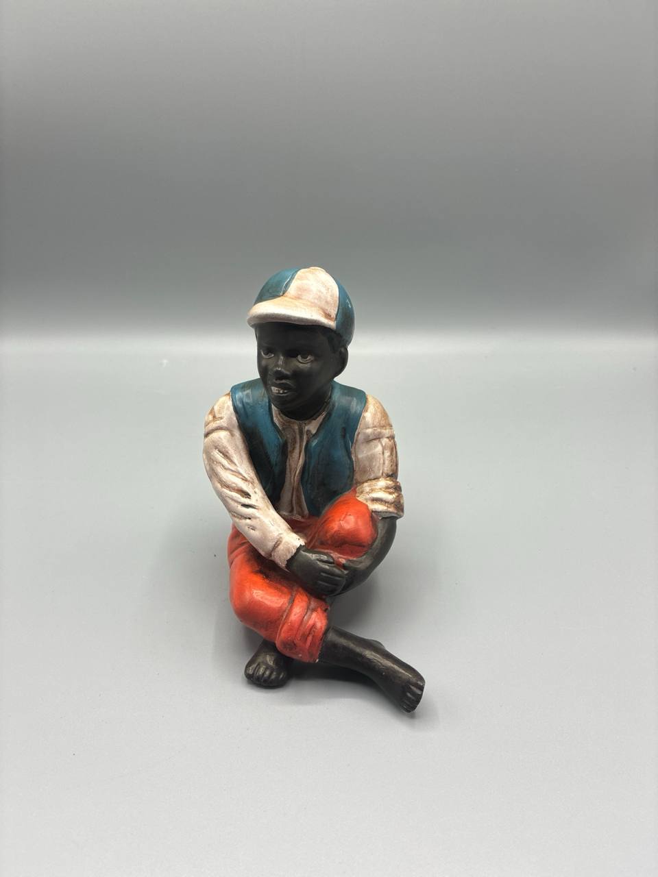 Figurine Joueur de Baseball Assis en Biscuit Polychrome 1950/1970