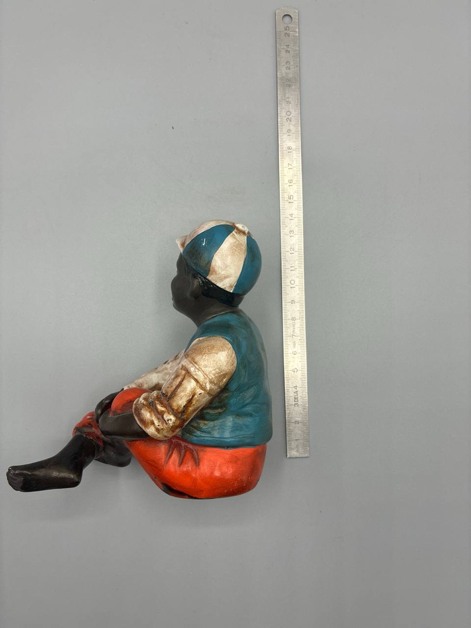 Figurine Joueur de Baseball Assis en Biscuit Polychrome 1950/1970