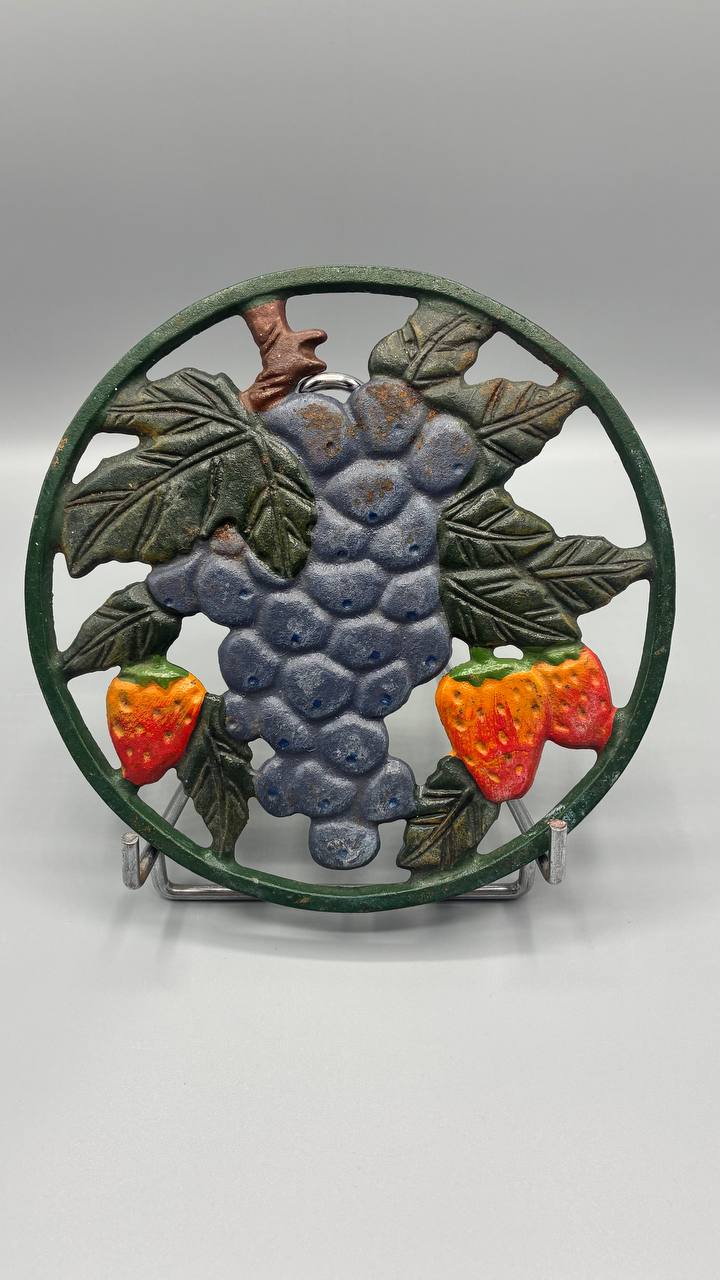 Dessous-de-plat fonte polychrome – Raisin et fraises – Eighties