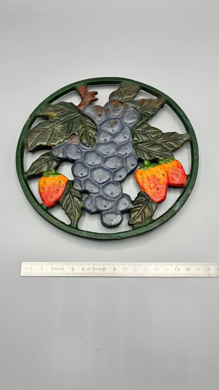 Dessous-de-plat fonte polychrome – Raisin et fraises – Eighties