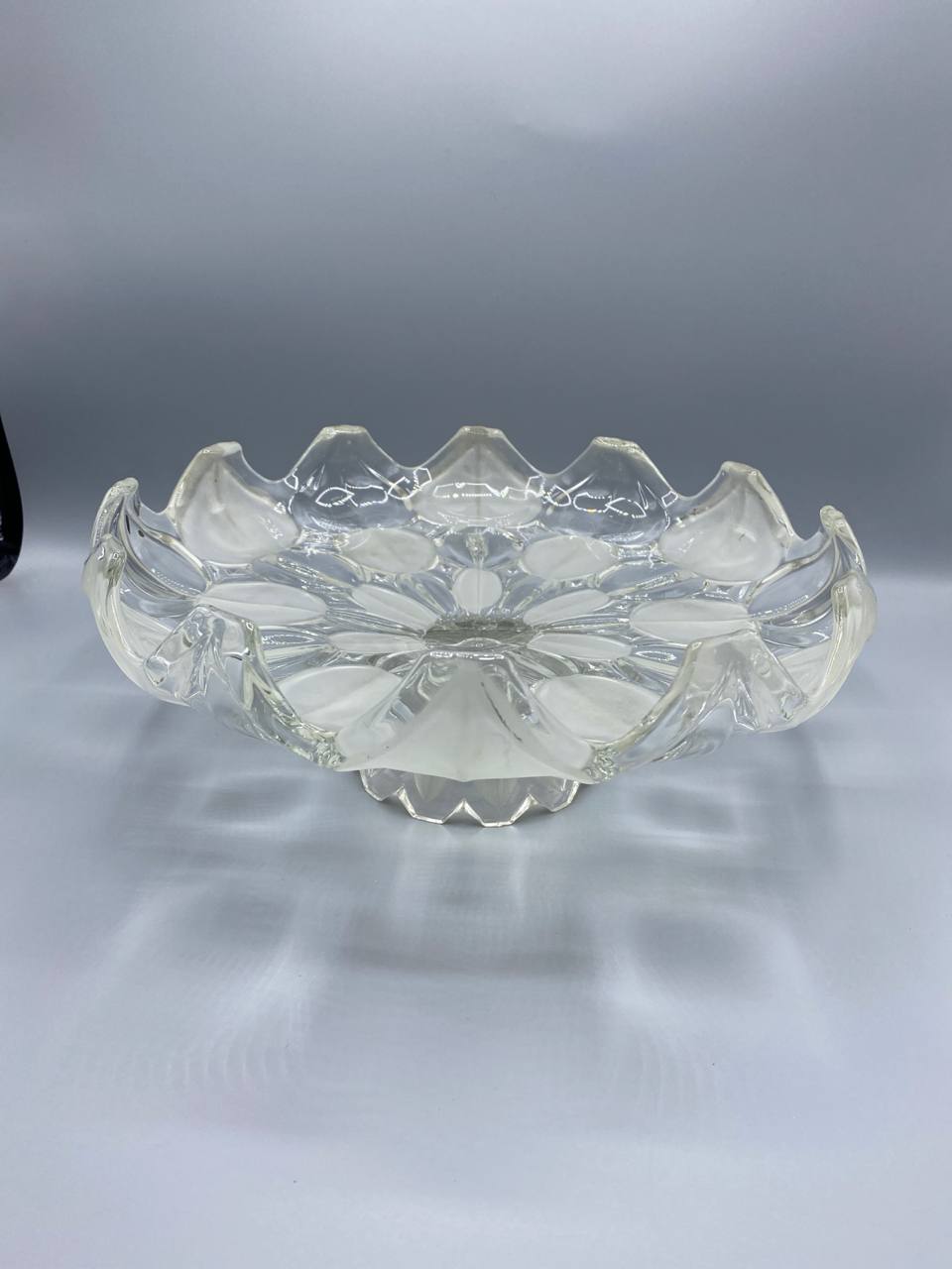 Coupe en cristal de Bohême – Décor floral rayonnant – Bord festonné