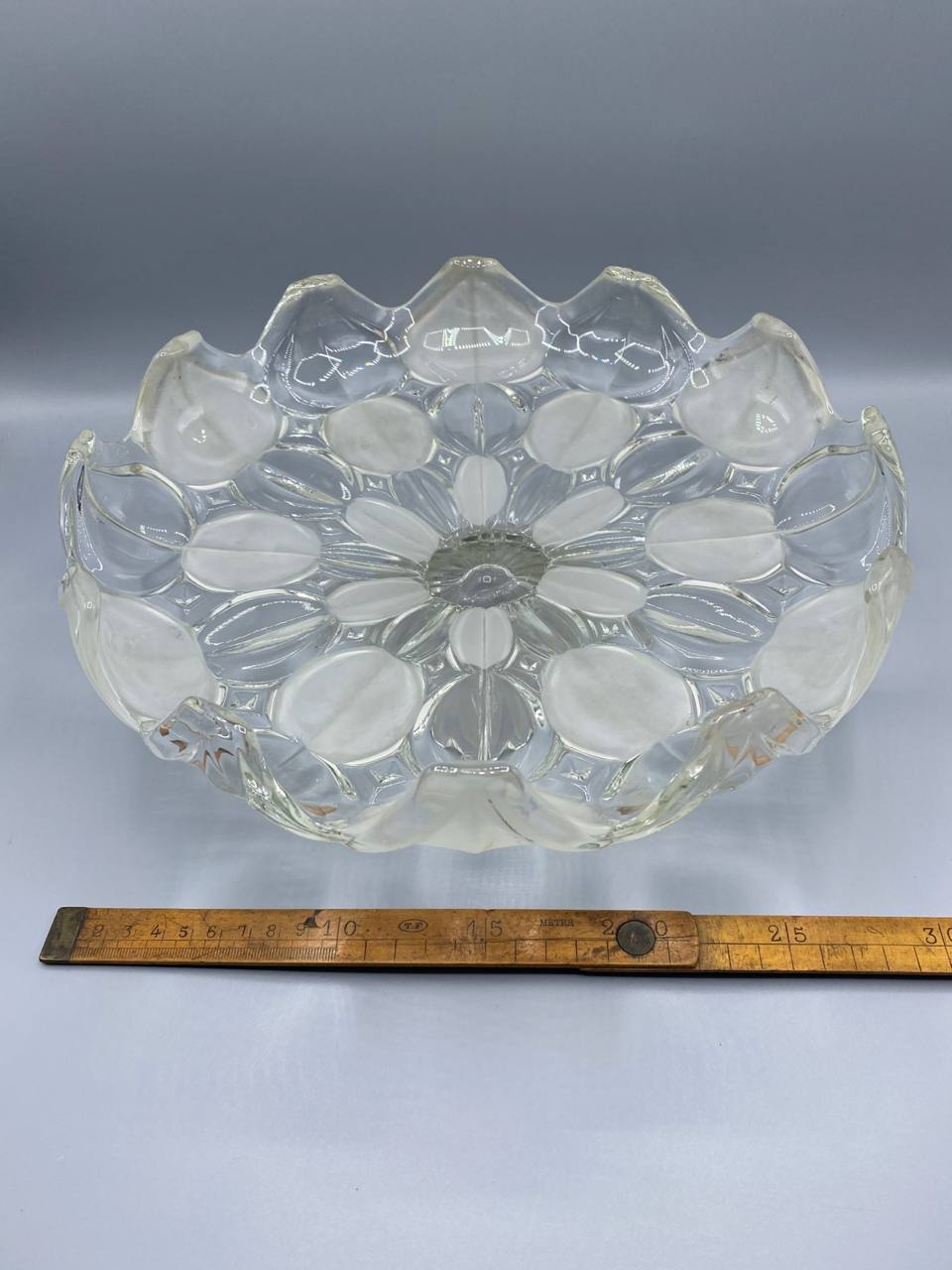 Coupe en cristal de Bohême – Décor floral rayonnant – Bord festonné