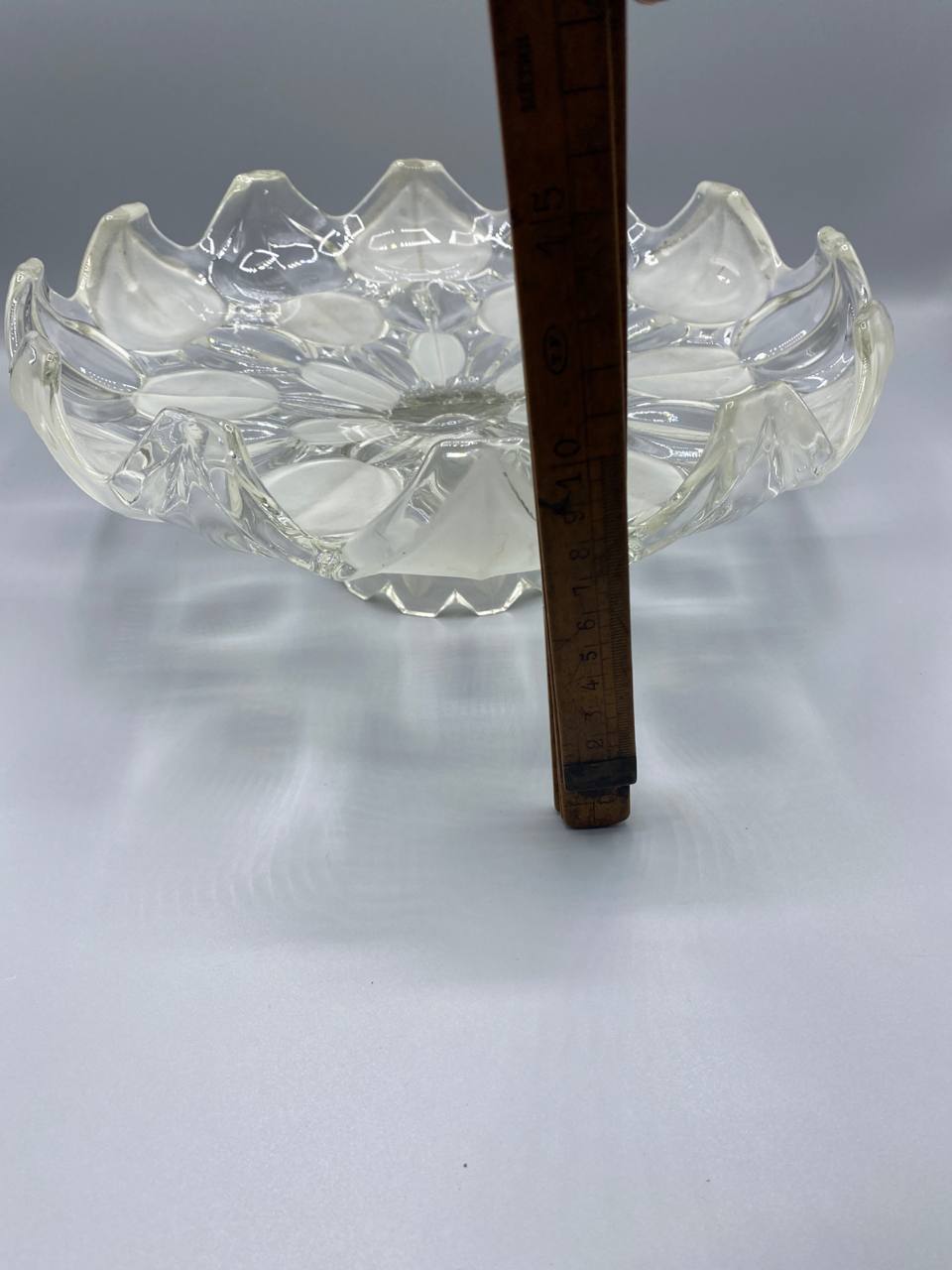 Coupe en cristal de Bohême – Décor floral rayonnant – Bord festonné