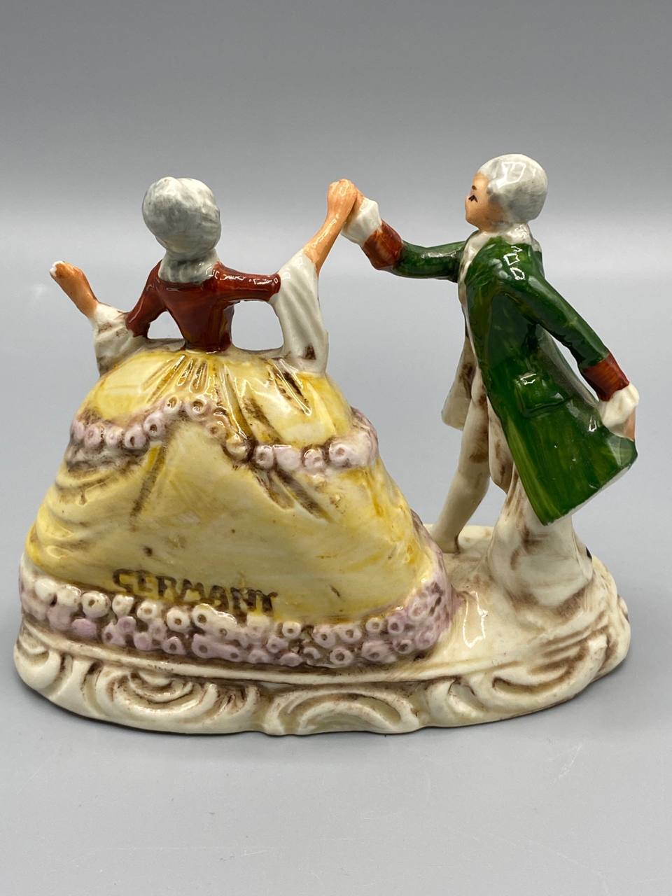 Groupe en porcelaine – Couple dansant style XVIIIe – Germany