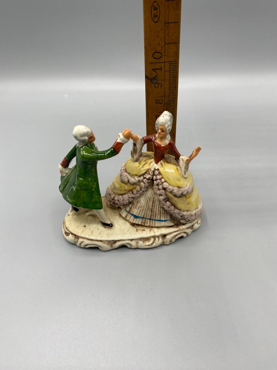Groupe en porcelaine – Couple dansant style XVIIIe – Germany