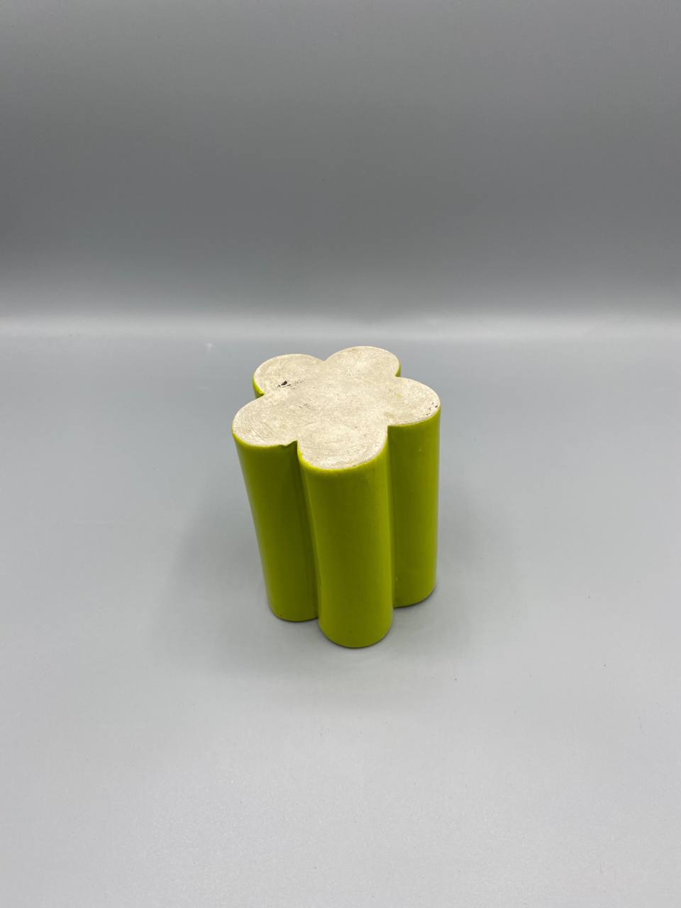 Vase design vintage années 70 – céramique vert pop – forme fleur moderniste – soliflore multiple