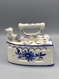 Pique-fleurs en faïence style Delft – décor bleu cobalt – forme fer ancien avec oiseau