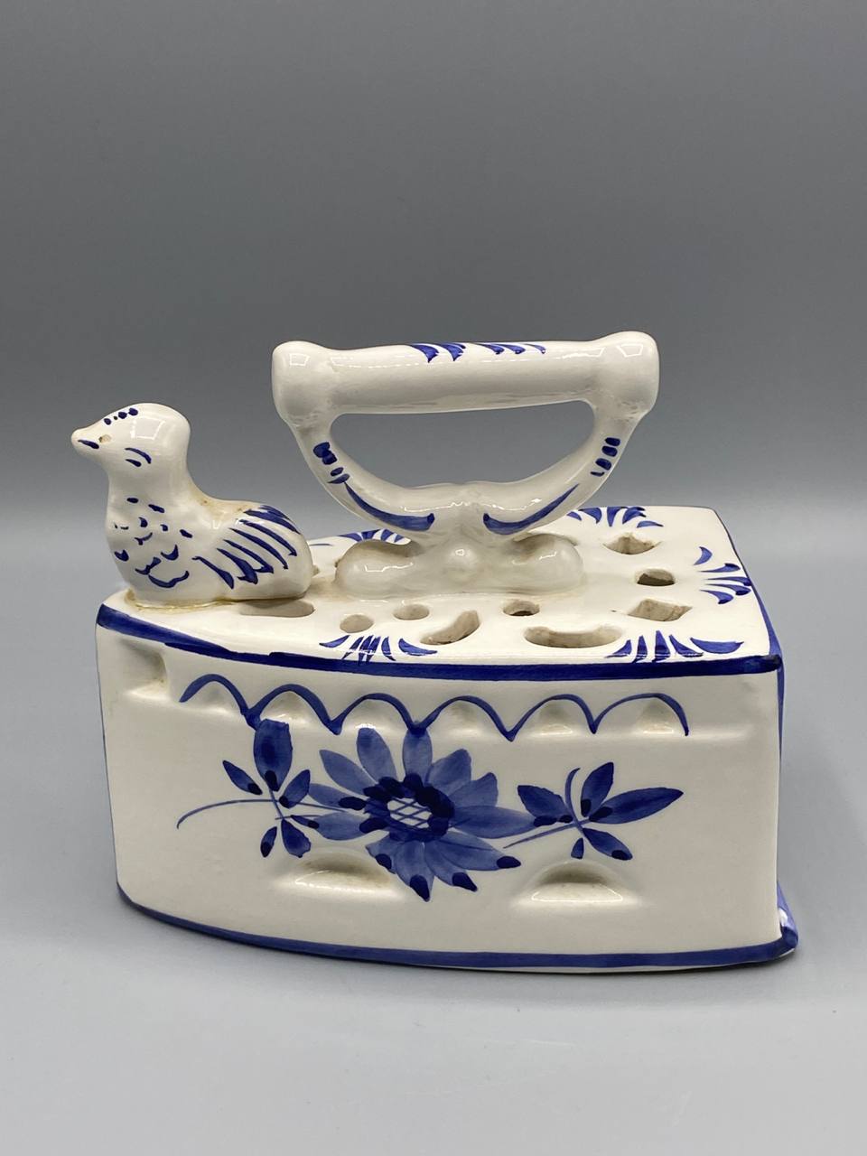 Pique-fleurs en faïence style Delft – décor bleu cobalt – forme fer ancien avec oiseau