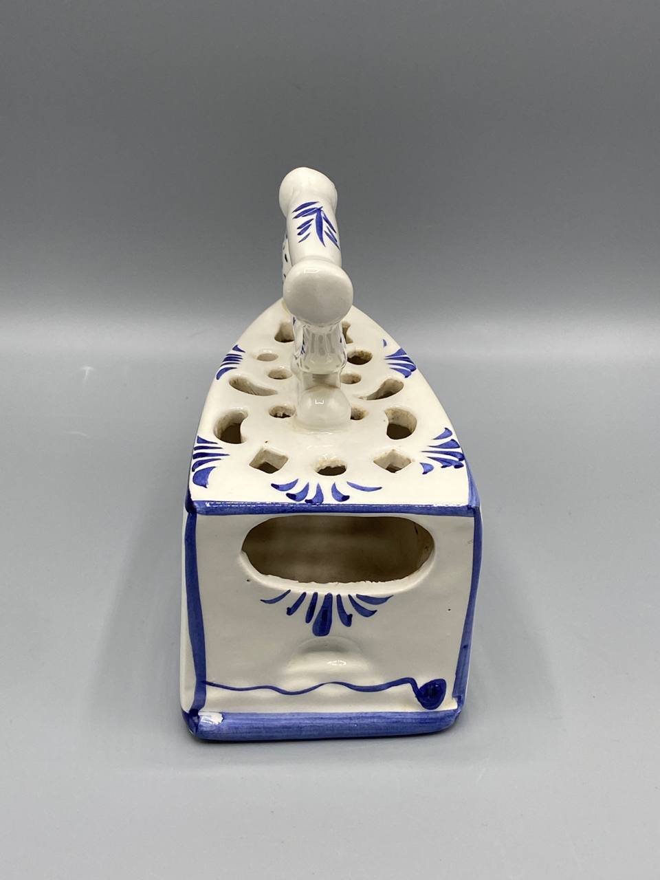 Pique-fleurs en faïence style Delft – décor bleu cobalt – forme fer ancien avec oiseau