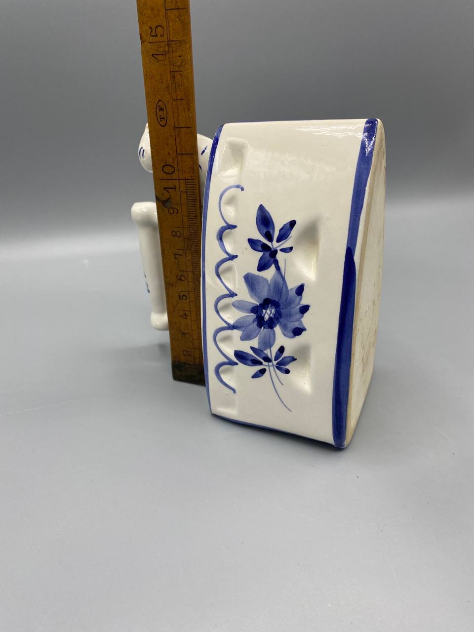 Pique-fleurs en faïence style Delft – décor bleu cobalt – forme fer ancien avec oiseau