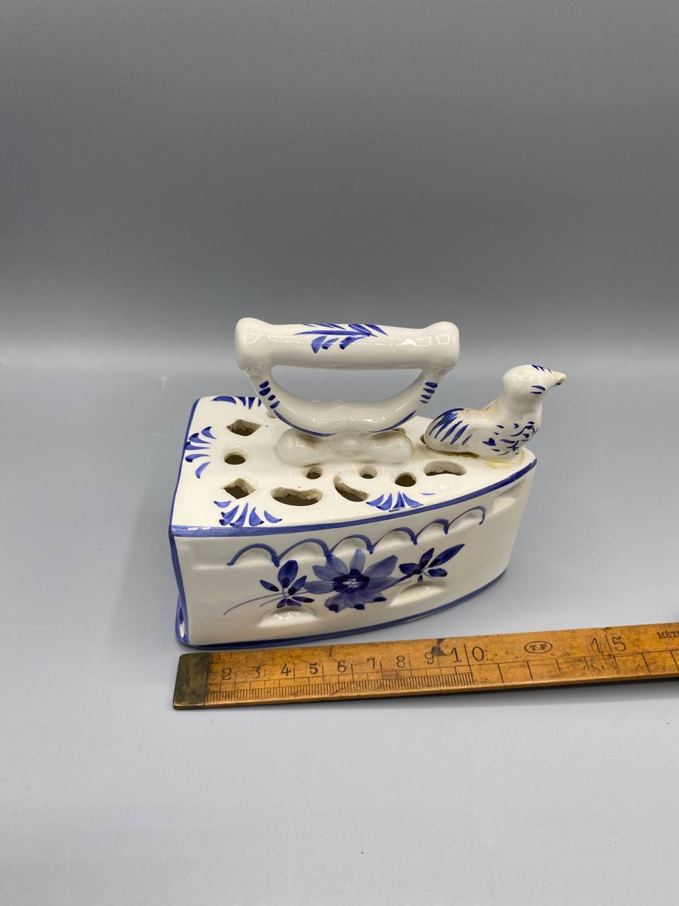 Pique-fleurs en faïence style Delft – décor bleu cobalt – forme fer ancien avec oiseau
