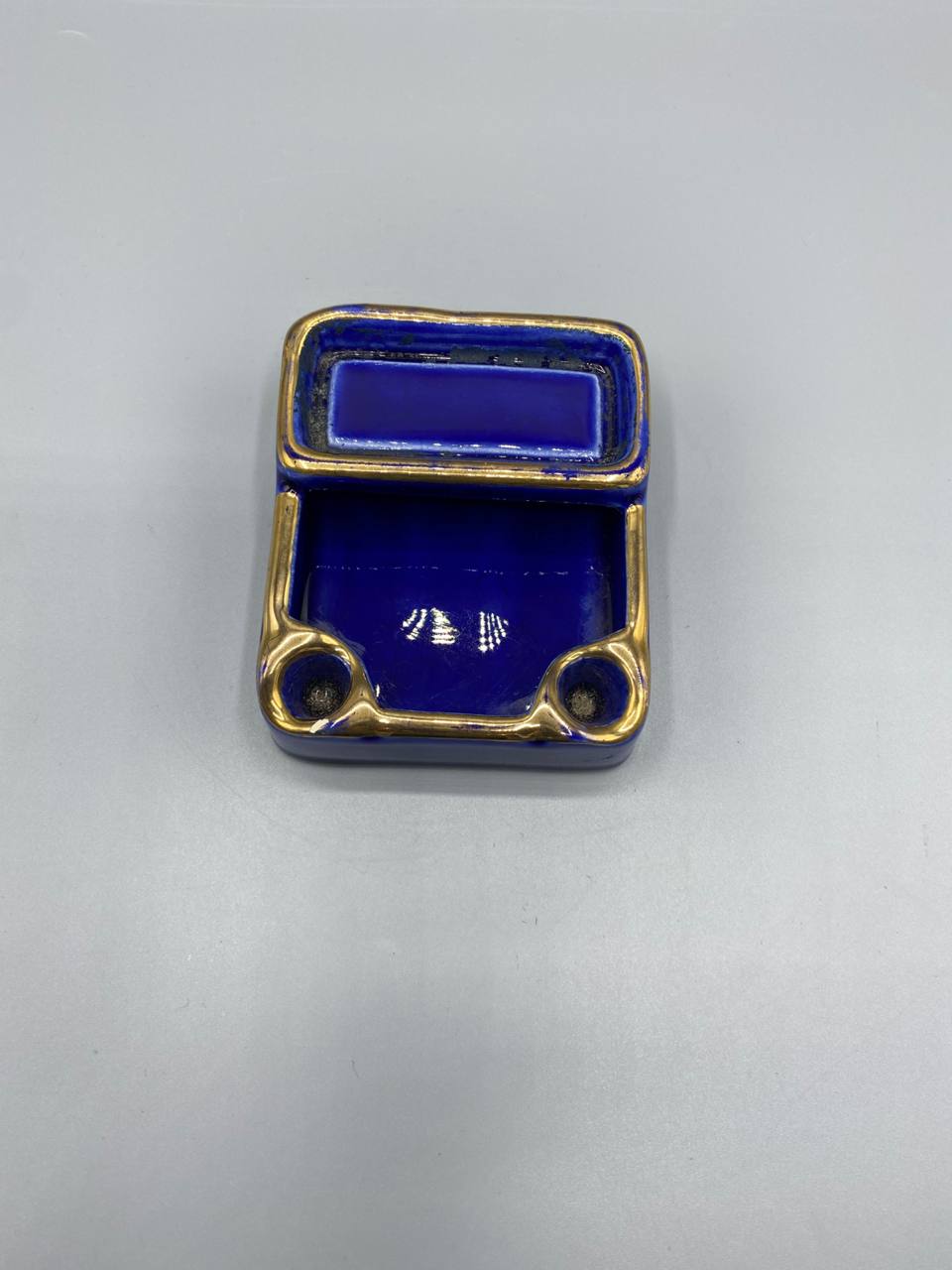 Accessoire d’écritoire en céramique bleu cobalt et doré – Repose-plumes vintage