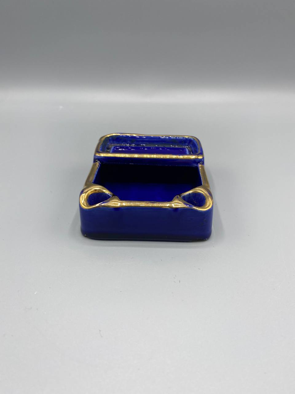 Accessoire d’écritoire en céramique bleu cobalt et doré – Repose-plumes vintage