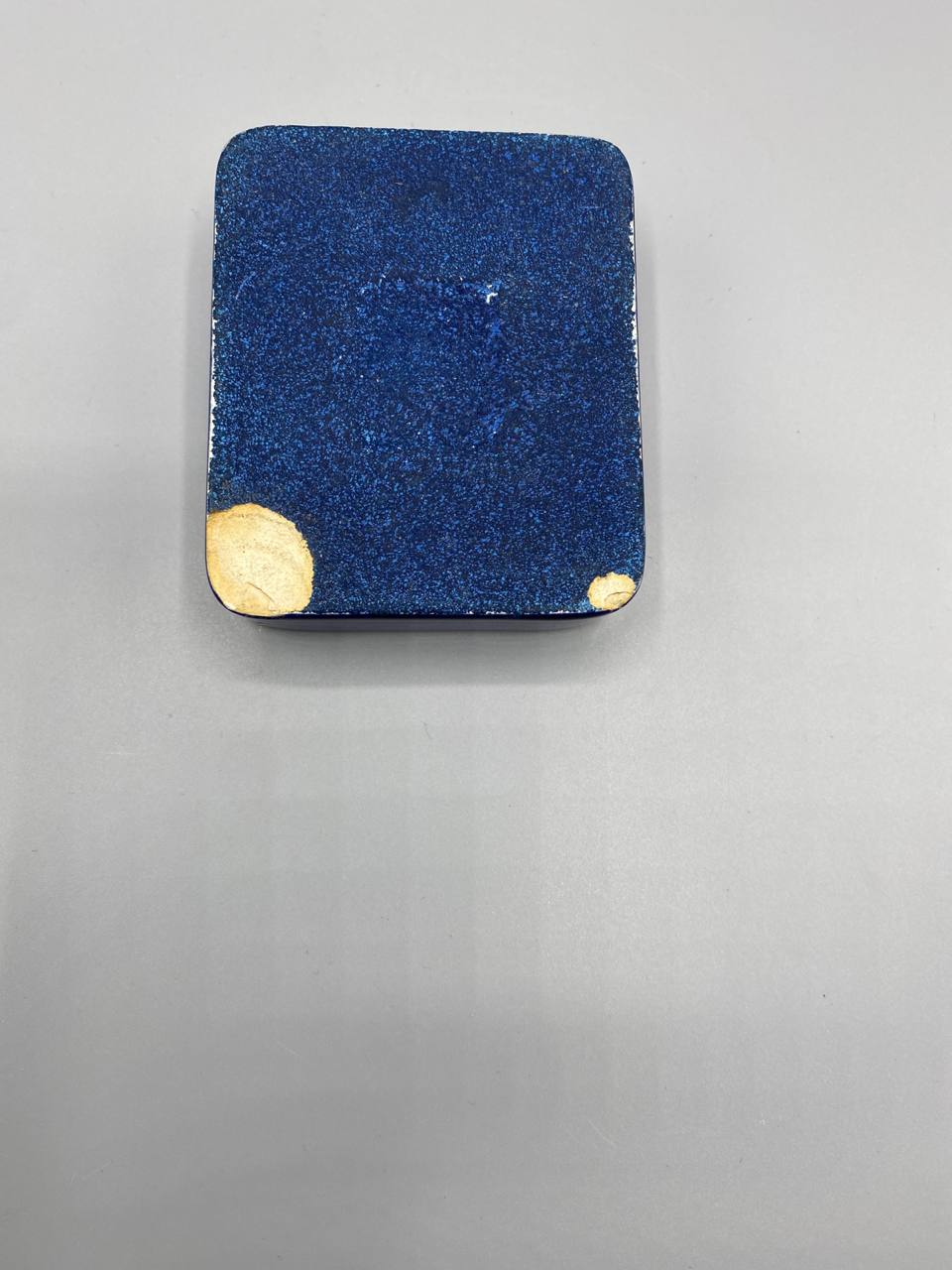 Accessoire d’écritoire en céramique bleu cobalt et doré – Repose-plumes vintage