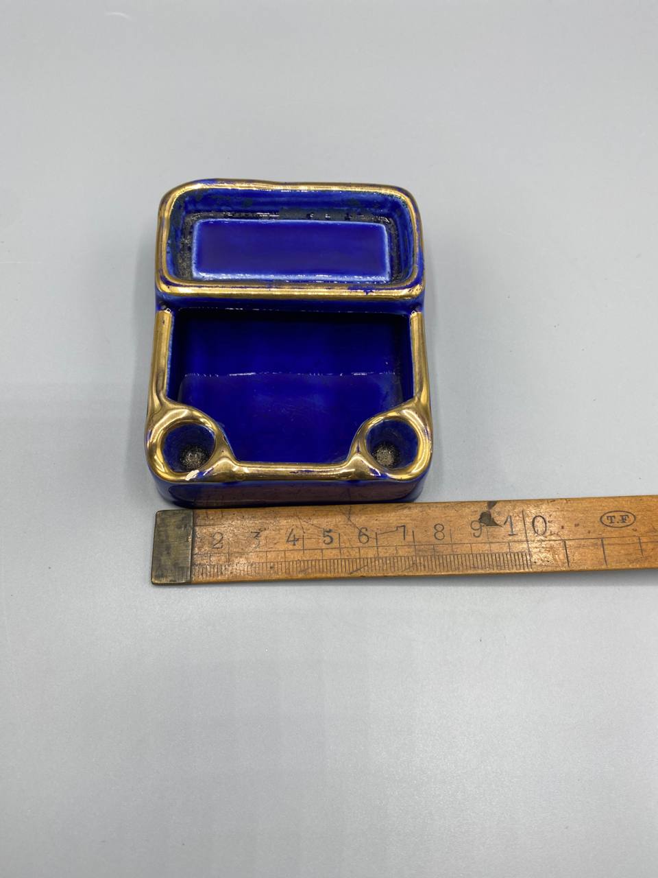 Accessoire d’écritoire en céramique bleu cobalt et doré – Repose-plumes vintage