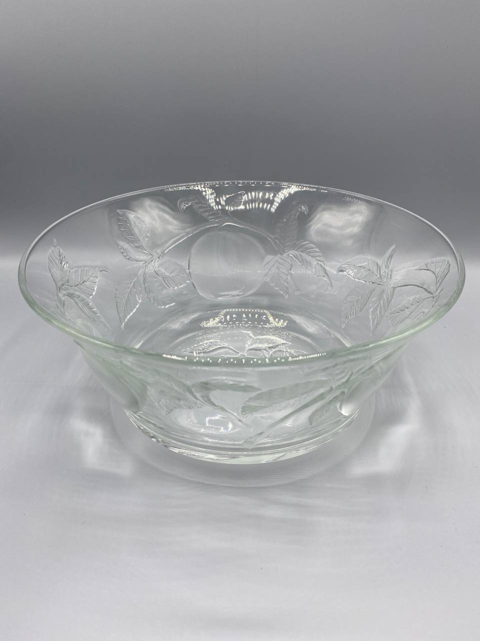 Saladier verre moulé décor pommes et feuilles en relief