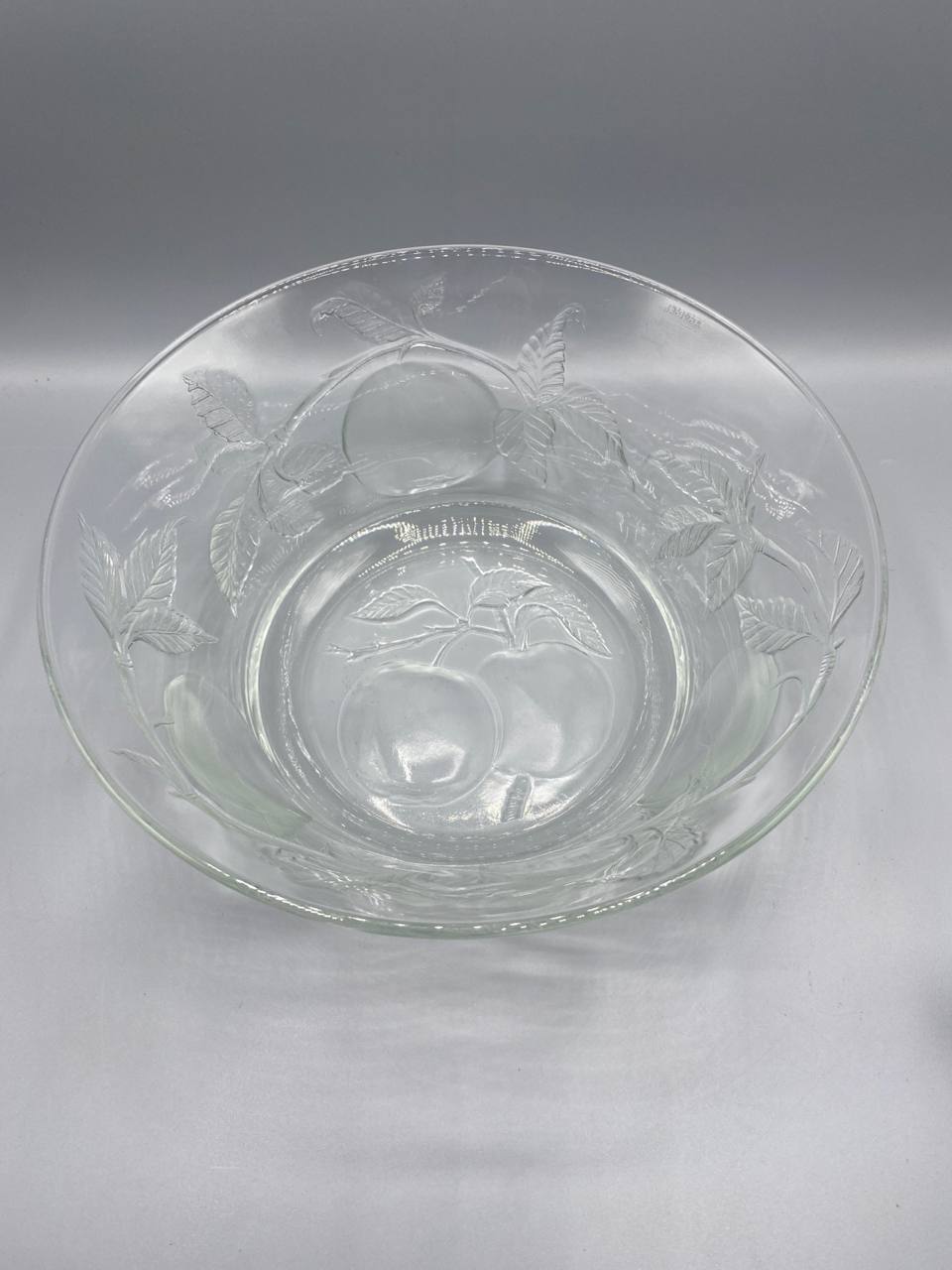 Saladier verre moulé décor pommes et feuilles en relief