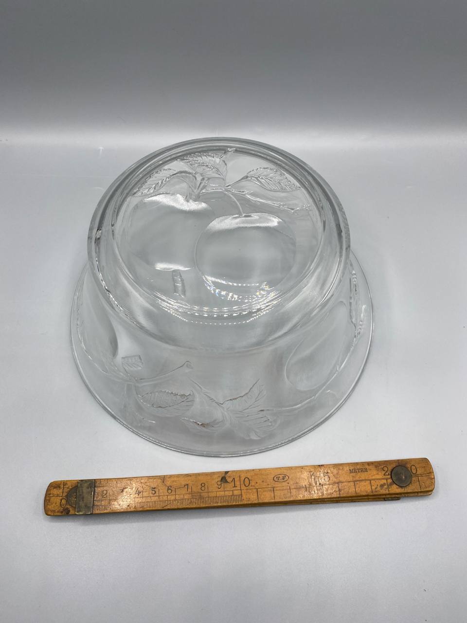 Saladier verre moulé décor pommes et feuilles en relief