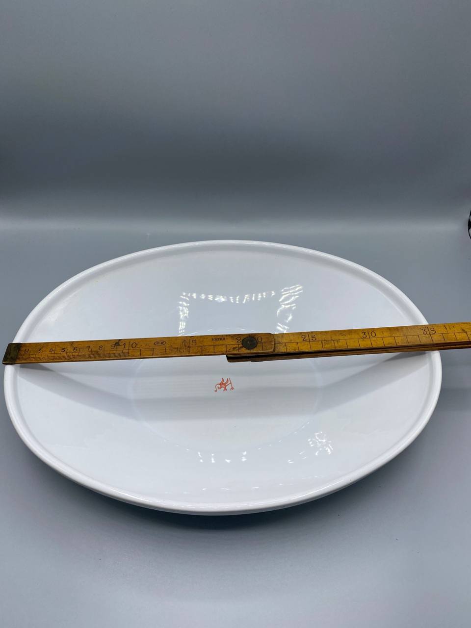 Grand plat ovale Alessi en porcelaine blanche, diablotin rouge, design italien