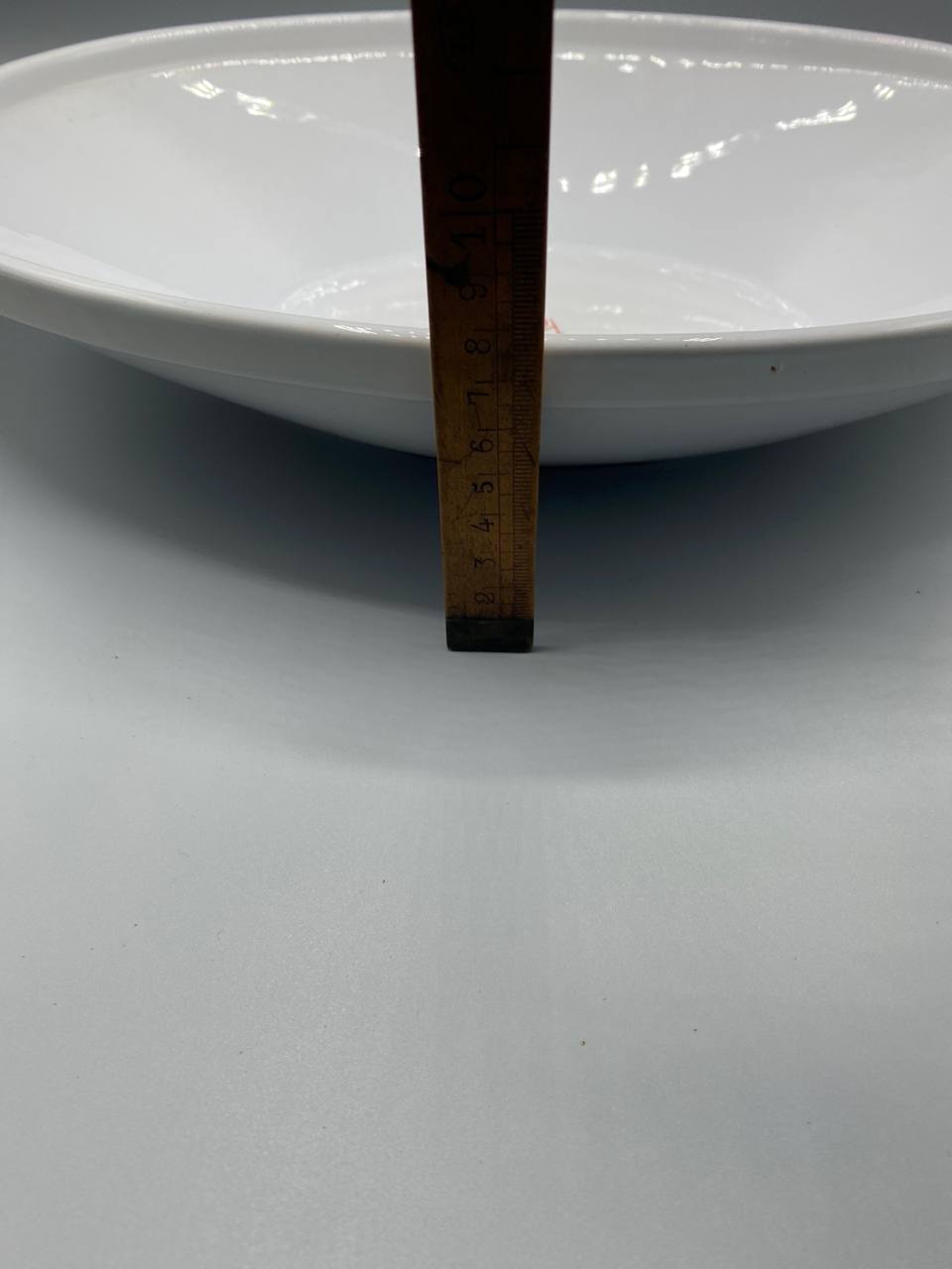 Grand plat ovale Alessi en porcelaine blanche, diablotin rouge, design italien