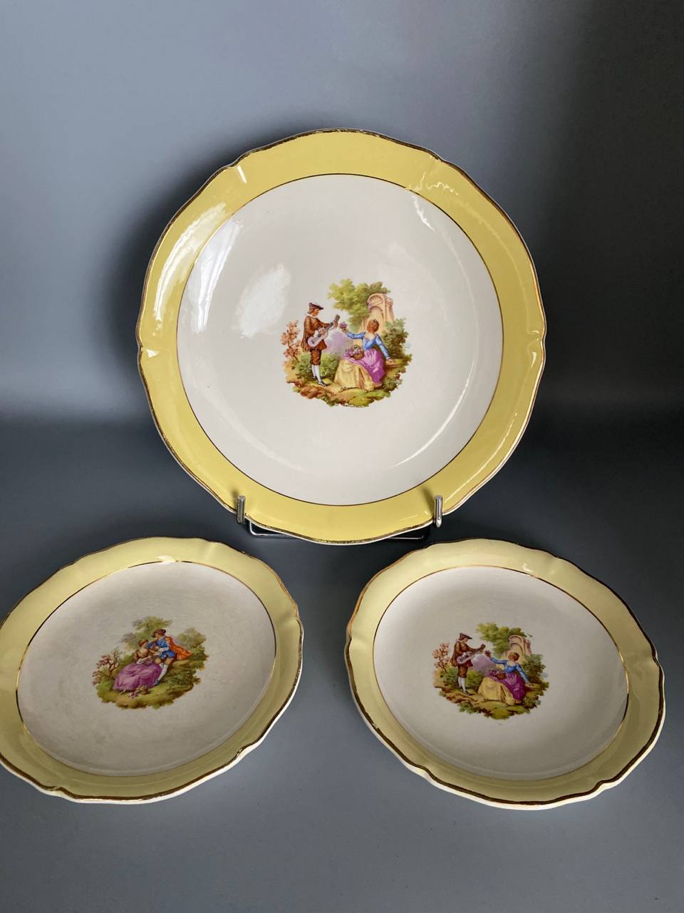 2 assiettes à dessert et 1 plat Saint-Amand Céranord, semi-porcelaine, scène galante