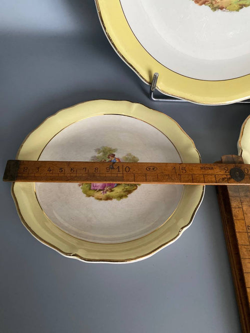 2 assiettes à dessert et 1 plat Saint-Amand Céranord, semi-porcelaine, scène galante