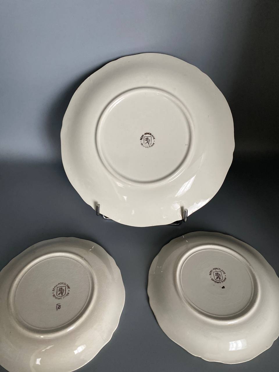 2 assiettes à dessert et 1 plat Saint-Amand Céranord, semi-porcelaine, scène galante