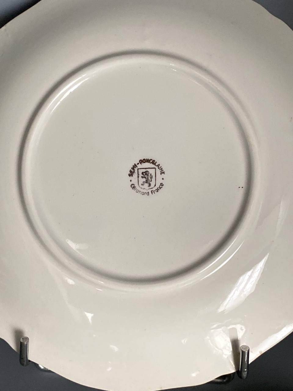 2 assiettes à dessert et 1 plat Saint-Amand Céranord, semi-porcelaine, scène galante