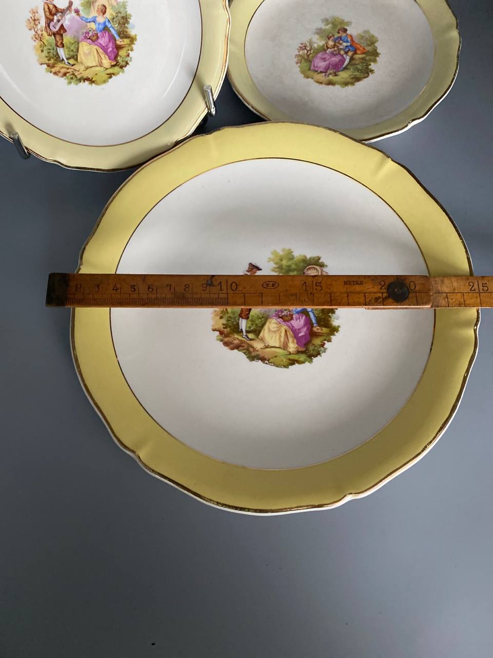 2 assiettes à dessert et 1 plat Saint-Amand Céranord, semi-porcelaine, scène galante