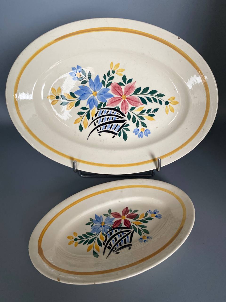 Lot 2 plats ovaux "Versailles" en exclusivité Galeries Lafayette, céramique, décor corbeille fleurie