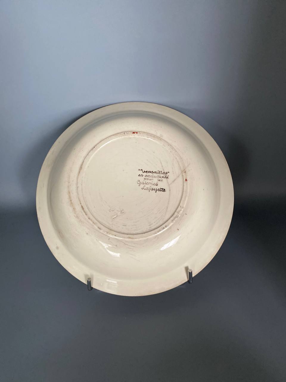 Plat creux rond "Versailles" en exclusivité Galeries Lafayette, céramique, décor corbeille fleurie