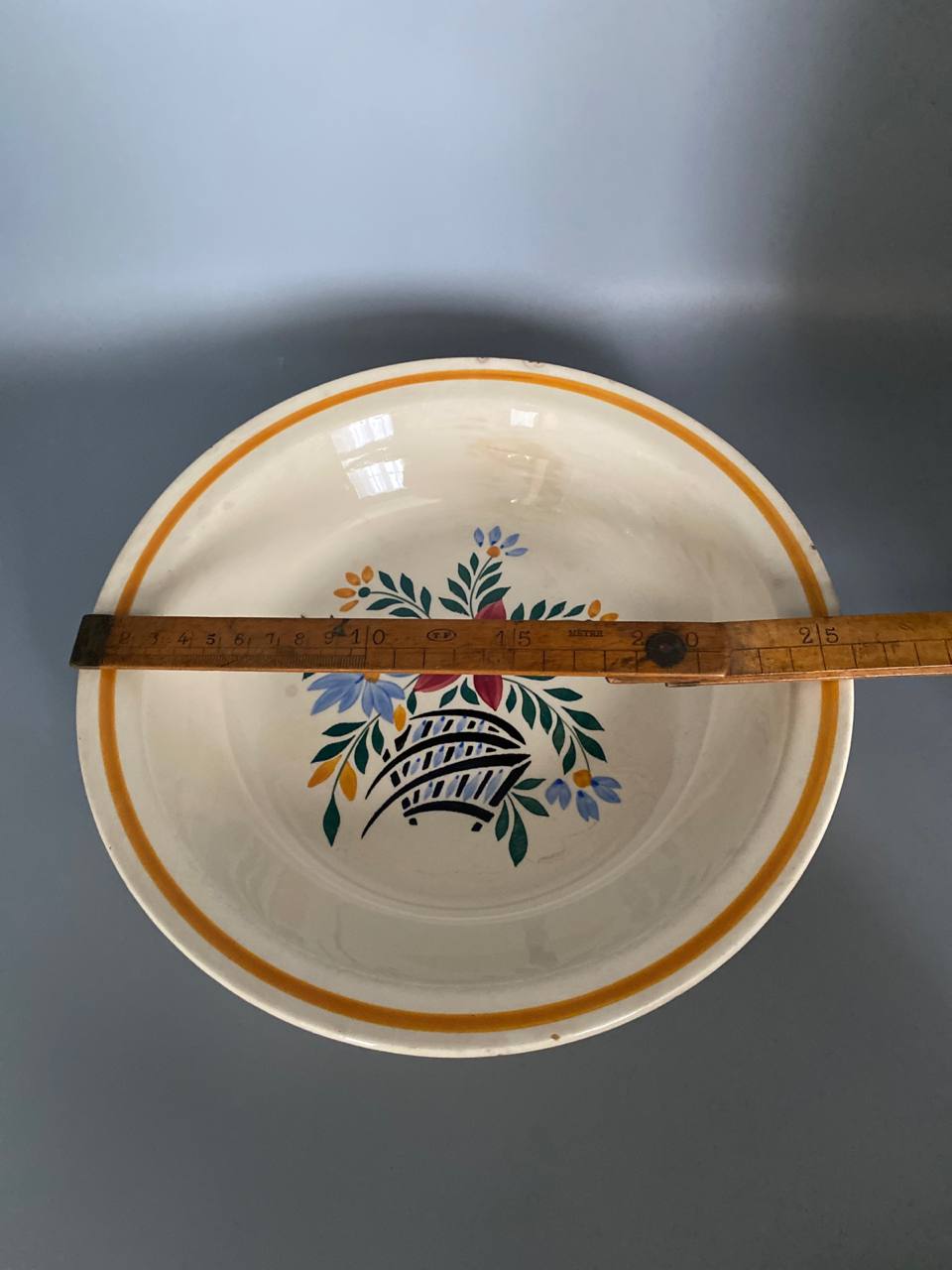 Plat creux rond "Versailles" en exclusivité Galeries Lafayette, céramique, décor corbeille fleurie