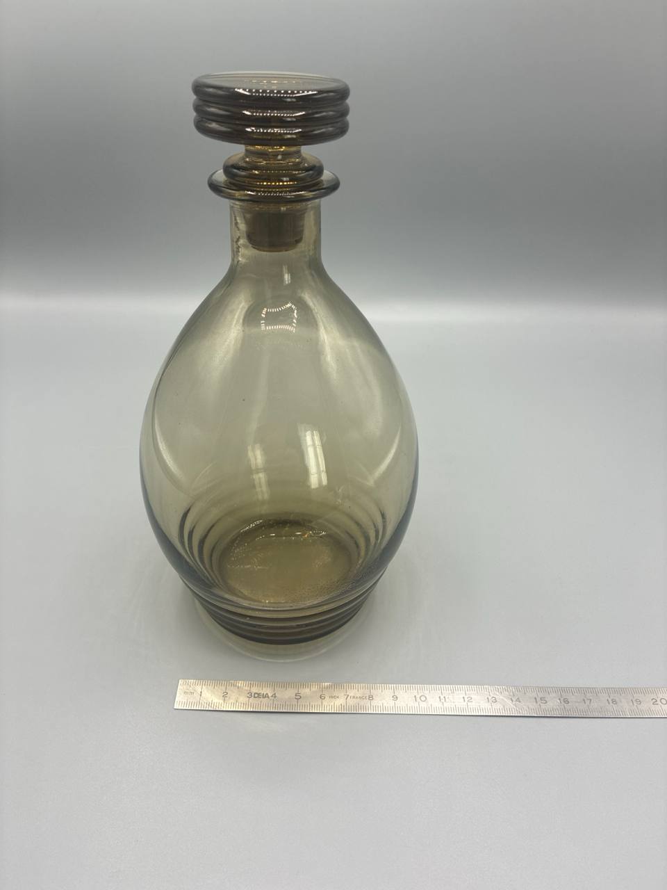 Carafe à liqueur verre soufflé fumé topaze, bouchon d'origine, années 30-50