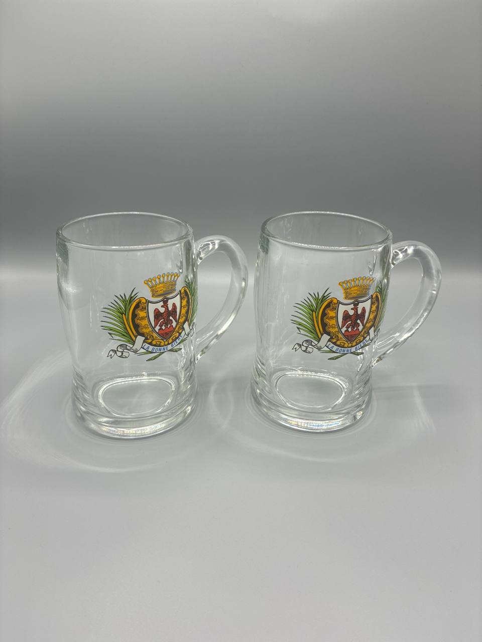 Paire de chopes à bière verre "La Bonne Bière", blason héraldique, années 60-80