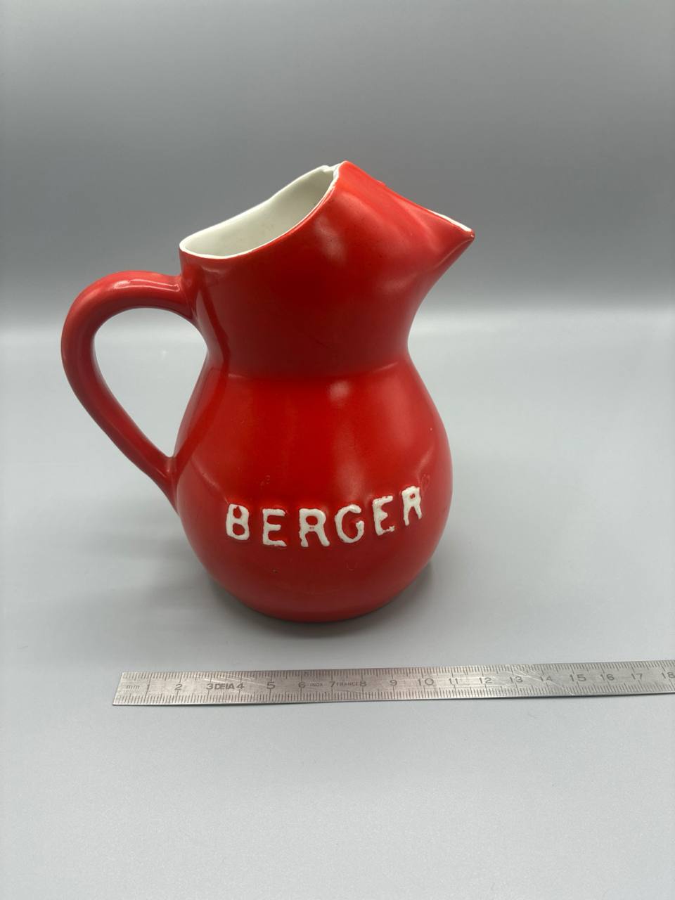 Pichet publicitaire Berger, céramique émaillée rouge, lettrage relief, années 50-70