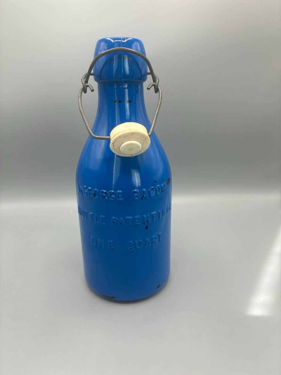 Bouteille vintage bleu bouchon mécanique lait whisky déco rétro