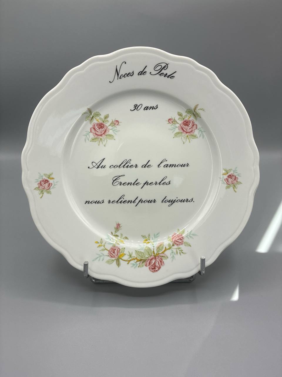 Assiette Noces de Perle – Porcelaine blanche décorée roses et poème